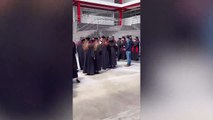 Captan a joven usando chancletas el día de su graduación y escena conmueve: “Humilde, pero triunfadora”