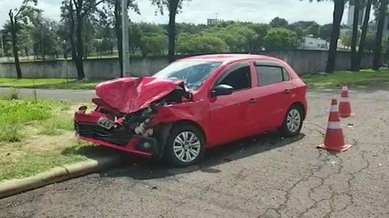 Gol fica com a frente destruída após bater com caminhão no Alto Alegre