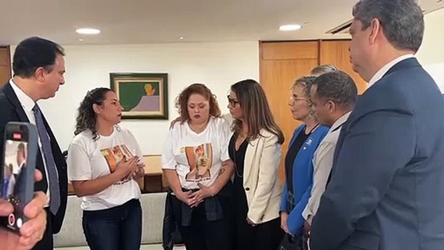 Janja recebe pais de crianças mortas em ataque a creche em SC