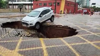 Impressionante: Cratera se abre em rua e quase ‘engole’ carro em Maringá