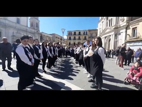 50 studenti degli istituti alberghieri siciliani si sono sfidati a Caltanissetta nella corsa sei camerieri.
