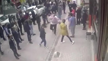 Down sendromlu çocuk sosyal medyaya video çekerken evi yaktı, mahsur kalan aileyi vatandaşlar kurtardı