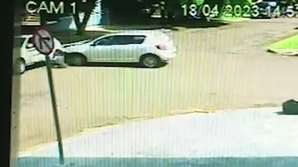 Veja o momento da colisão no Bairro Coqueiral que deixou mulher ferida