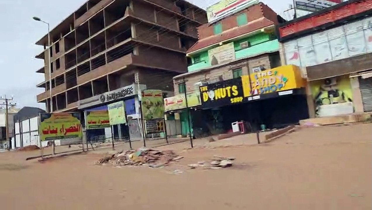 شوارع شبه خالية ومتاجر مغلقة في الخرطوم في اليو...