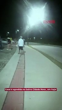 Casal é agredido no bairro Cidade Nova Um homem e uma adolescente foram agredidos após sair de uma baladinha na avenida Nilo Simas, no bairro Cidade Nova, em Itajaí, na noite de domingo. Um vídeo curto, gravado por populares, mostra parte da agressão.