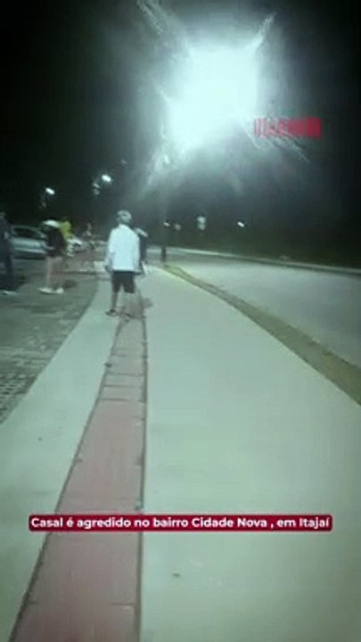 Casal é agredido no bairro Cidade Nova Um homem e uma adolescente foram agredidos após sair de uma baladinha na avenida Nilo Simas, no bairro Cidade Nova, em Itajaí, na noite de domingo. Um vídeo curto, gravado por populares, mostra parte da agressão.