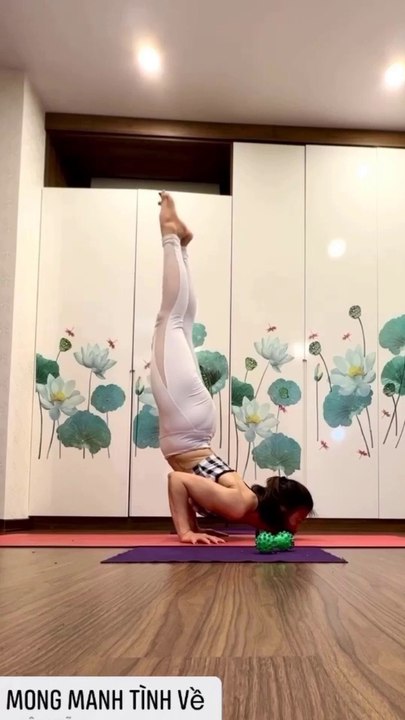 CHIN STAND POSE
