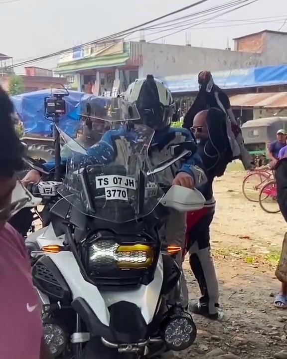 Watch : ஆரம்பிக்கலாங்களா... BMW பைக்கில் உலக சுற்றுலாவை தொடங்கி கெத்துகாட்டும் அஜித் - மாஸ் வீடியோ இதோ