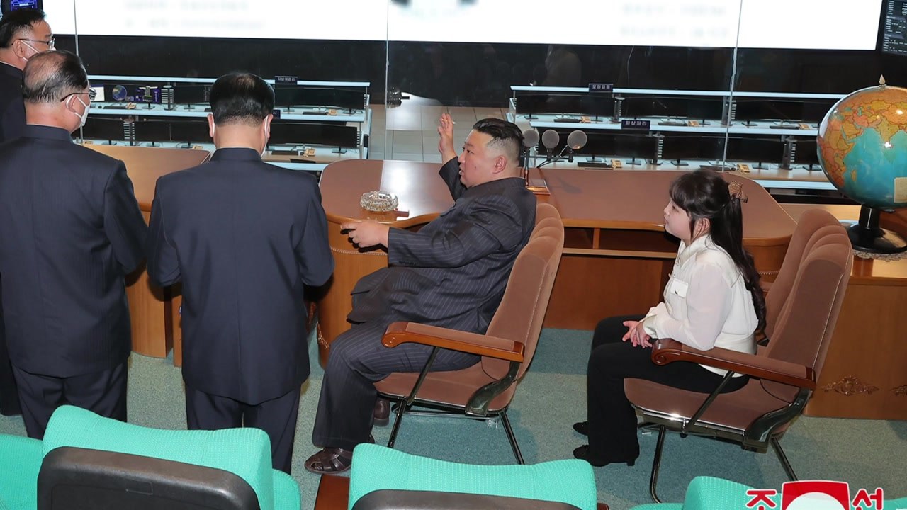 北 정찰위성 1호기 발사 임박...김정은 "계획된 시일 내 발사" / YTN