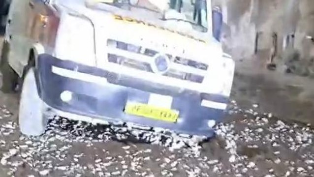 गाजीपुर: बीच सड़क एंबुलेंस हो गई दुर्घटना का शिकार, टला बड़ा दुर्घटना