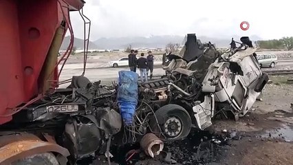 Lokomotifin çarptığı tırın sürücüsü hayatını kaybetti