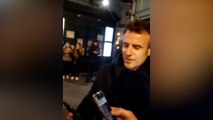 Emmanuel Macron filmé en train de chanter dans les rues de Paris : la vidéo fait polémique