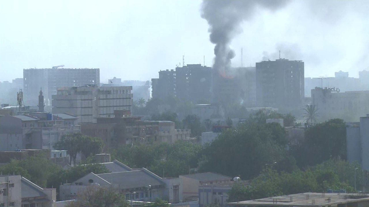 يوم خامس من الاشتباكات في #السودان رغم الهدنة.. احتدام المواجهات في محيط القيادة العامة.. و نقابة أطباء السودان تحذر: المستشفيات العاملة في الوقت الحالي مهددة بالإغلاق  #العربية