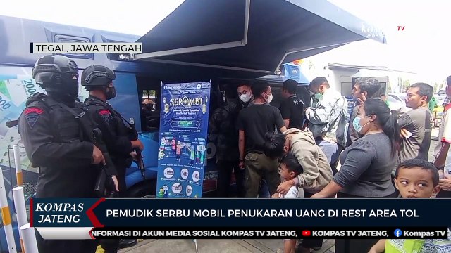Pemudik Serbu Mobil Penukaran Uang di Rest Area Tol