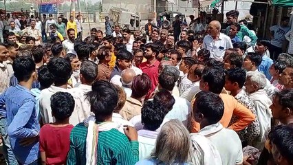 Video शारीरिक शिक्षक के पक्ष में सडक़ पर उतरे लोग, लगाया जाम