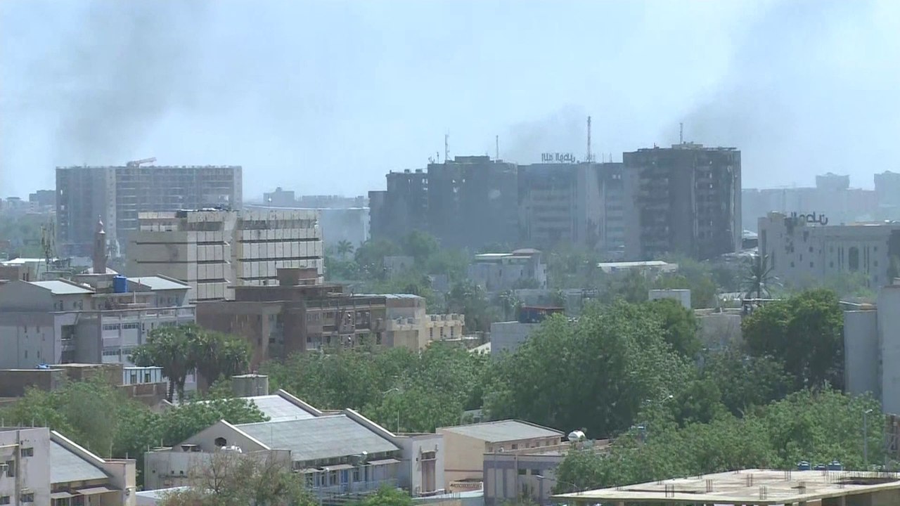 "الاشتباكات مستمرة بالأسلحة الثقيلة والمتوسطة في أحياء عديدة بـ #الخرطوم".. مراسل #العربية: معظم أحياء العاصمة تعاني من انقطاع إمدادات المياه    #السودان   #الدعم_السريع #الجيش_السوداني