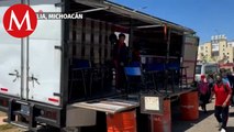 Cientos de niños estudian en aulas improvisadas en Michoacán