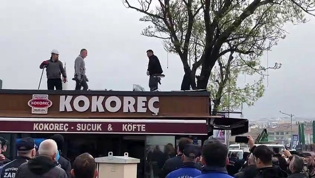 İBB'nin kaçak kafe yıkımında eli silahlı kişi şoke etti