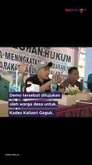 Momen Langka, Warga Demo di Balai Desa Desak Agar Kadesnya Mau Perpanjang Jabatan