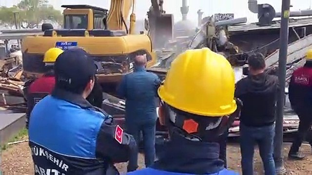 İmamoğlu Üsküdar'daki kaçak kafelerin yıkıldığı anları paylaştı: Milletin malını tekrar millete kazandırdık