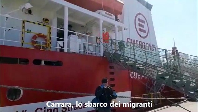 Carrara, i migranti sbarcano dalla nave di Emergency. Saranno accolti in diverse strutture