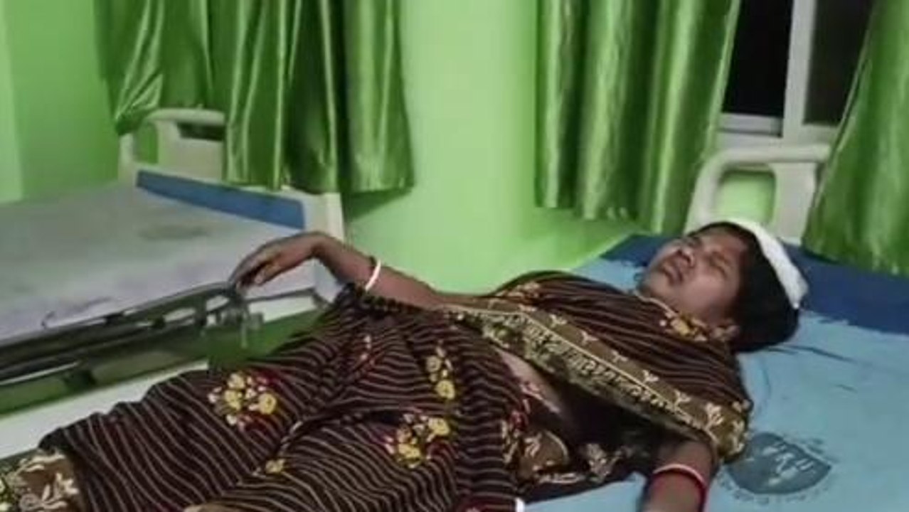 बेगूसराय: दबंगों ने सरेआम महिला को लात घूंसों औ...