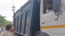 राखड़ से भरे डंपरों को पुलिसकर्मियों ने पहुंचाया थाने, जिम्मेदारों से हुई बहस