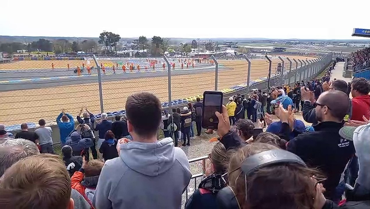 Arrivée des 24 heures moto, courbe Dunlop, Dimanche 16/04/2023 15:02