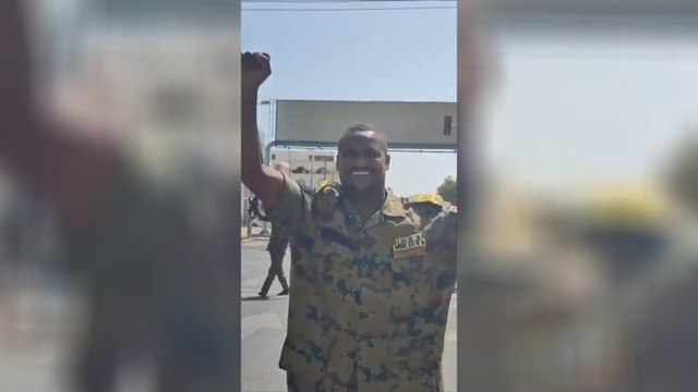 الجيش السوداني ينشر مقطعا لقواته وسط الخرطوم ويقول إنه سيطر على عربات للدعم السريع