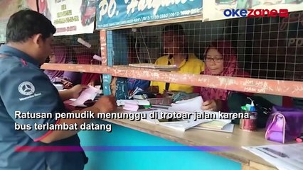 Lonjakan Pemudik di Terminal Lebak Bulus, Calon Penumpang di Pembatas Jalan