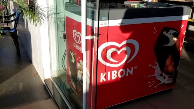 Ladrão deixa grande dano em porta de posto de combustíveis para furtar alguns chocolates