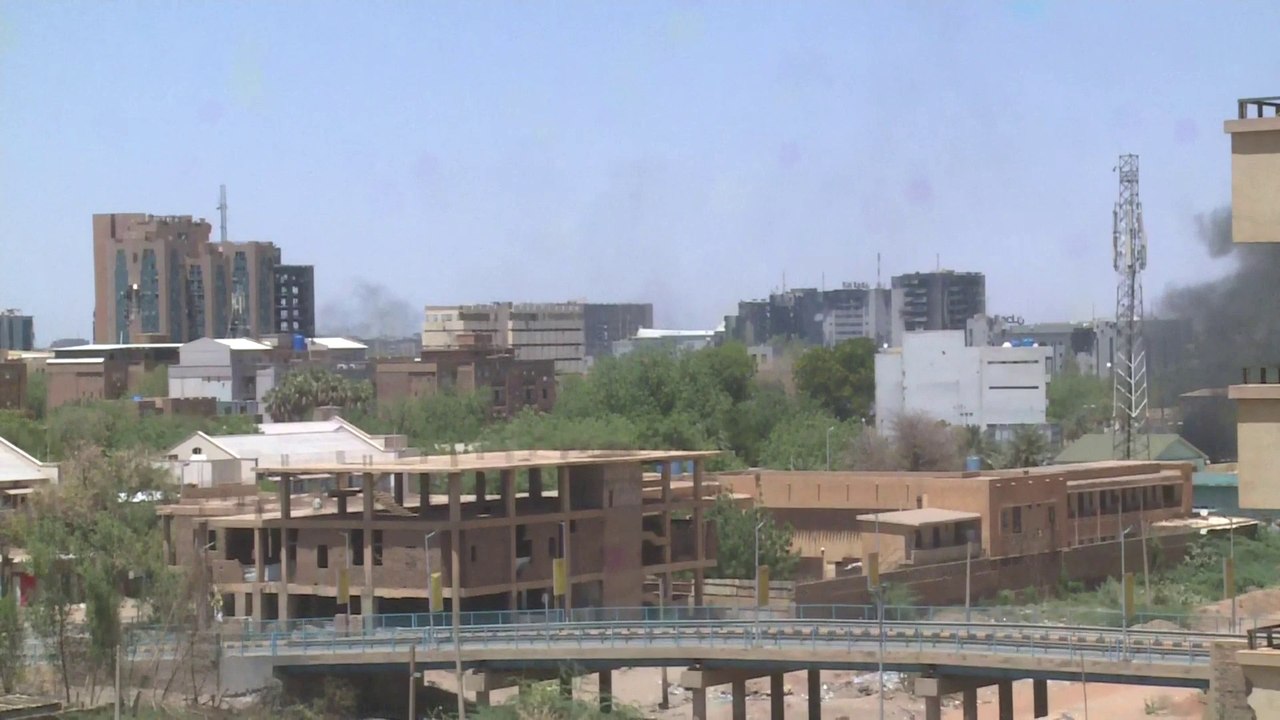 "نطالب طرفي الصراع بوقف الحرب فورا وتجنيب المدنيين ويلاتها"..نقابة أطباء #السودان لـ #العربية: نقص الإمدادات الطبية وانعدام الأمن يشكلان مخاوف كبيرة   #الخرطوم