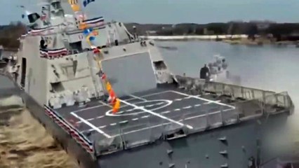 ABD savaş gemisi suya indirilirken başka gemiye çarptı!