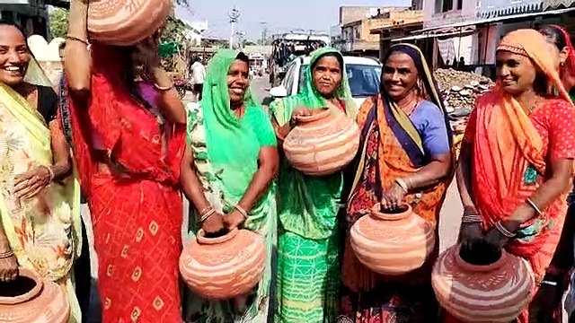 पेयजल की समस्या को लेकर ग्रामीणों ने किया प्रदर्शन