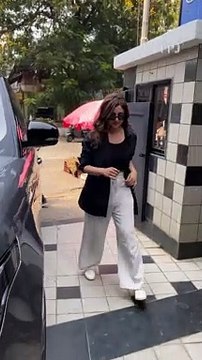 Parineeti Chopra Blushes as Paps Ask 'Shaadi Kab Hai?'