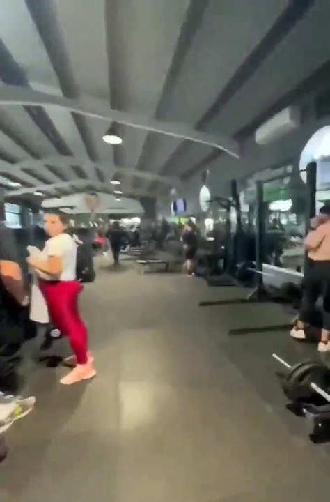 Les policiers de Marbella viennent arrêter un suspect dans sa salle de sport