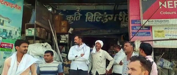 Descargar video: Kanpur dehat news: खरीदारी करने आये शख्स के साथ हुई घटना,73 हजार रूपए हो गए गायब