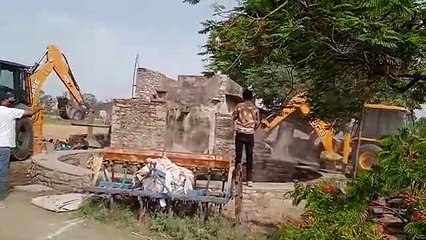 यहां पहले अतिक्रमियों ने दस्ते पर पत्थरबाजी कर बैंरग लौटा दिया था