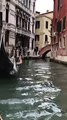 Venezia, dopo il video dell'uomo nudo... torna virale la modella senza veli sul ponte
