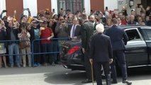 Baño de masas de Felipe VI en Ronda mientras su padre aterriza en Galicia