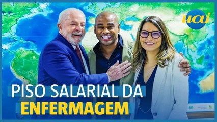 Lula com ex-BBB Cezar Black na assinatura do piso da enfermagem
