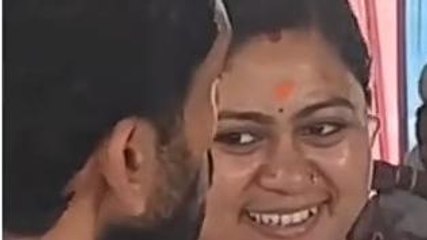 অনলাইন থেকে শিখছেন! শিক্ষিকার কর্মকাণ্ডে হতবাক এলাকাবাসী.... See