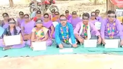 మంచిర్యాల: నల్ల గుడ్డలు కట్టుకొని వీవోఏల వినూత్న నిరసన