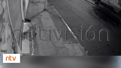 "¿Brujería?": Cámaras captan un extraño ritual en puertas de una farmacia