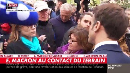 Скачать видео: Lors d'un bain de foule à Sélestat en Alsace, Emmanuel Macron vivement pris à partie et hué par des manifestants qui scandent 