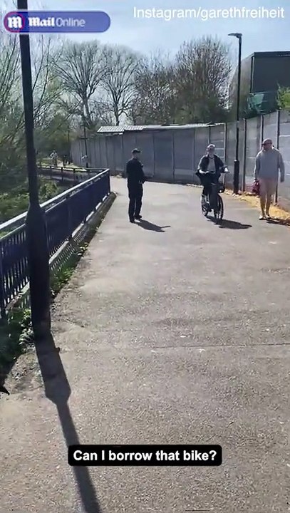 Des policiers réquisitionnent des vélos dans la rue pour poursuivre un voleur d'alcool