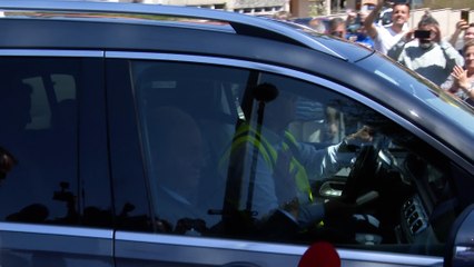 El Rey emérito, serio a la llegada a casa de su amigo en Sanxenxo