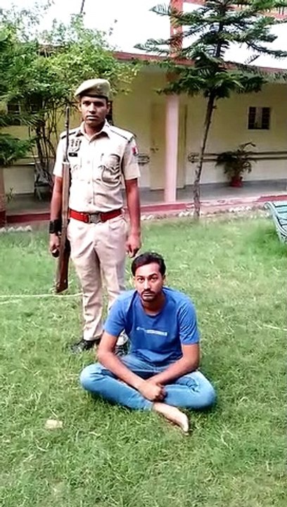 पैदल चलती महिला के गले से चेन तोड़ने वाला बदमाश...