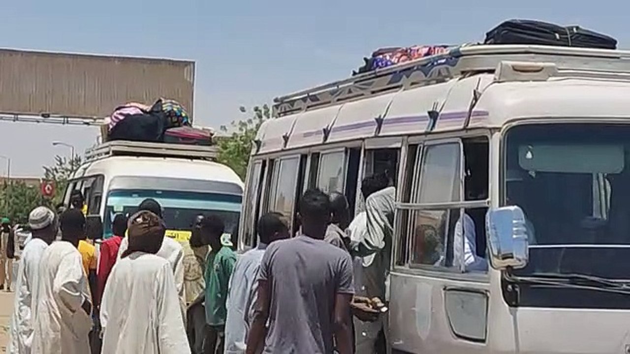 Milhares de pessoas fogem e capital do Sudão tem ruas vazias