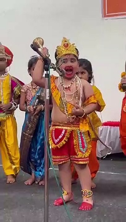 फैंसी ड्रेस में देवी-देवताओं का रूप धर बच्चों ने सुनाएं वैदिक मंत्र